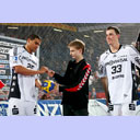 Daniel Narcisse vor dem Setzen seiner Unterschrift.