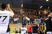 Die "Zebras" bedanken sich nach dem Spiel bei den vielen mitgereisten Fans f�r die lautstarke Unterst�tzung.