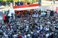 Tausende THW-Fans dr�ngten sich vor der NDR2-B�hne.