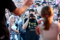 Dominik Klein bet�tigte sich bei Manon Omeyers Gesangs-Auftritt als Fotograf.