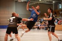 Ex-Kieler im Duell: Adrian Wagner setzt sich hier gegen Andreas Rastner durch.