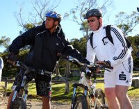 Nach der aufregenden Mountainbike-Tour waren Daniel Narcisse (links) und Alfred Gislason jetzt wieder auf und neben dem  Handball-Parkett aktiv.