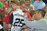 Auch Christian Zeitz" Unterschrift war begehrt.