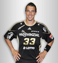 Dominik Klein pr�sentiert das neue schwarz-goldene THW-Trikot f�r die aktuelle Champions-League-Saison.