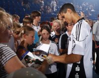 Dritte Halbzeit des zweiten Spiels: Autogramm schreiben.