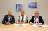 Vertragsunterschrift: Die beiden Orlen-Deutschland-Gesch�ftsf�hrer 	 Wieslaw Milkiewicz (links) und 	Dr. Josef Niedworok mit THW-Gesch�ftsf�hrerin Sabine Holdorf-Schust.
