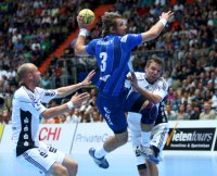 Der Hamburger Rechtsau�en Schr�der entwischt hier Henrik Lundstr�m und Christian Sprenger.