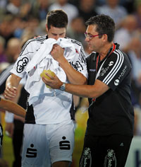 Kim Andersson musste mit einer  Platzwunde an der Lippe fr�h raus, kehrte aber nach 15  Minuten zur�ck und traf neun Mal.