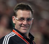 Die Zahlen auf den Anzeigetafeln sind klein geworden: Alfred Gislason muss der Seitenlinie eine Brille tragen.