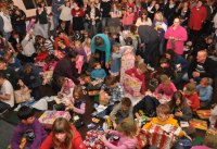 Da gab es kein Halten mehr: Gemeinsam packten die Kinder ihre Pr�sente aus.