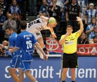 Harte Landung: Dominik Klein hatte in K�ln mit der aggressiven VfL-Abwehr zu k�mpfen.