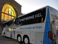 Vor dem Handballbahnhof machte der neue Mannschaftsbus des  THW Kiel Werbung f�r die Zebras.