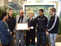 Gro�e Freude bei der �berreichung der Botschafter-Urkunde. 