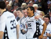 Die wohl sch�nste Dusche der Bundesliga-Saison: Filip Jicha und Daniel Narcisse genossen die Sektfont�nen.