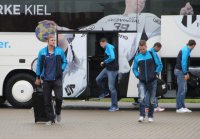 Etwas m�de von den Feierlichkeiten stiegen die Zebras aus dem Mannschaftsbus. Sp�ter spielten sie sich die Party-Nachwehen aus den Beinen.