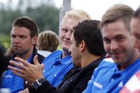 Patrick Wiencek (2. v. li.) eingerahmt von seinen neuen Arbeitskollegen Christian Sprenger,  Raul Alonso (Nachwuchstrainer) und Andreas Palicka (v.li.).