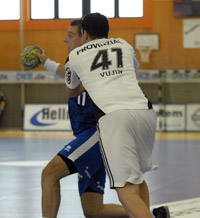 Kapit�n Marcus Ahlm lobte die Abwehrleistung von Neuzugang Marko Vujin, hier im Zweikampf mit VfL-Shooter Barna Putics.