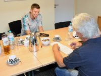 Locker im Gespr�ch: Seinen ersten Interview-Termin mit den Kieler Nachrichten meisterte Niclas Ekberg souver�n.