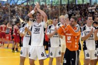 M�de, aber gl�cklich: Gemeinsam mit ihren Fans freuten sich die "Zebras" �ber den Ausw�rtssieg.