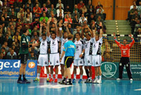 Arme hoch bei einem direkten Freiwurf von 2,07m-Koloss Rico G�de.