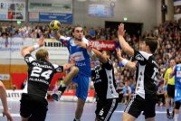 Kaum ein Durchkommen: Mit einer starken Abwehrleistung legten die Kieler den Grundstein f�r den klaren Erfolg in Balingen.