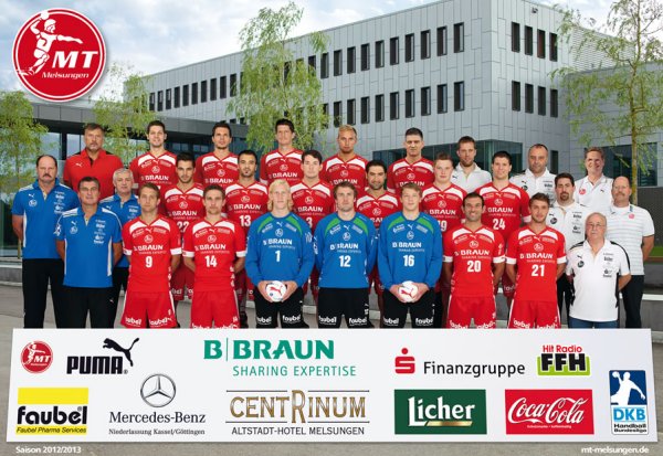 Unten von links: Sportl. Leiter F�lker, Danner, Schr�der, Kubes, Mansson, Vuckovic, Physioth. Siebert, Betreuer Horn, Arzt Dr. Rauch; Mitte von links: Mannschaftsverantw. Balogh, Co-Trainer Malesevic,  Allendorf, Vasilakis, Stenb�cken, Sanikis,