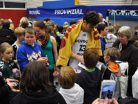 Die dritte Halbzeit: Marcus Ahlm umringt von Autogrammj�gern.