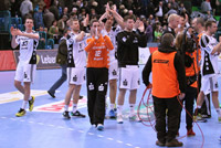 Die Kieler bedanken sich bei den mitgereisten Fans - das Ticket f�r Hamburg ist gebucht!