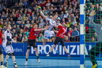 Momir Ilic wird im Sprungwurf von Nicolai Theilinger  und Alexander Trost attackiert.