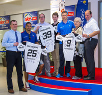 Thorsten Tygges, Vorstand der coop eG,  Daniel Narcisse,  Dirk Franzenburg, Christoph Franzenburg,  Gudjon Valur Sigurdsson,  Hilde Horst, Normann Zeuke, plaza-Warenhausleiter  (v.l.n.r.) bei der �bergabe der THW-Trikots an 