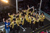 Die Double-Mannschaft 2013 in Glitzer-Outfit auf dem Rathausbalkon.