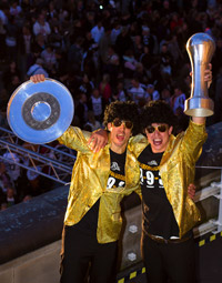 Marcus Ahlm und Filip Jicha pr�sentieren die Troph�en.