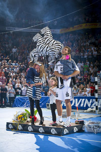 Emotionaler Abschied: Marcus Ahlm und seine Familie stehen auf dem Podest in der Mitte des Spielfelds.