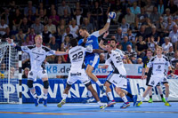 Mit vereinten Kr�ften wird Duje Miljak gestellt.