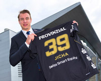 THW-Kapit�n Filip Jicha pr�sentiert das Kieler Champions-League-Trikot. Ab  sofort wird der Schriftzug der Swiss Smart Equity  Group AG nun zus�tzlich auch die R�ckseite des  Kieler Bundesliga-Trikots zieren.
