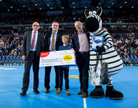 In der Halbzeitpause des L�bbecke-Heimspiels �berreichte Thorsten Tygges, Vorstand  der coop-Stiftung "Unser Norden", eine 35.000-Euro-Spende  an Hendrik Zloch vom Verein "Kinderherzen wollen leben" und 