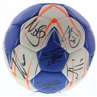 Der adidas-Handball  mit den Original-Unterschriften der "Zebras".