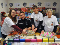 Filip Jicha half am Dienstag beim Packen der vielen Geschenke.