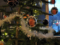 Selbst der Weihnachtsbaum in der Businesslounge war rekordmeisterlich geschm�ckt.