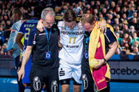 Christian Sprenger wurde mit  Verdacht auf einen B�nderriss im Fu� vom THW-Mannschaftsarzt  Dr. Detlev Brandecker und vom  Physiotherapeuten Maik Bolte  vom Parkett gef�hrt. 