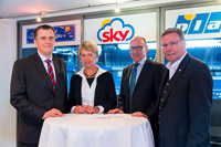 v.l.n.r.: coop-Vorstand Thorsten Tygges,  THW-Prokuristin Sabine Holdorf-Schust,  coop-Vorstandsstellvertreter Dierk Berner  sowie THW-Gesch�ftsf�hrer Klaus Elwardt.