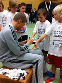 Nat�rlich gab"s auch Autogramme: Gudjon Valur Sigurdsson im Dezember in der Gustav-Peters-Schule in Eutin.