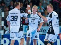 Filip Jicha, Patrick Wiencek und Rene Toft Hansen bejubeln einen Treffer.