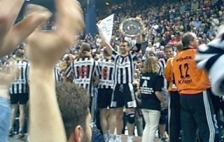 [Bild: Wislander mit der Meisterschale]