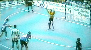 [Bild: 60. Minute: Marosi gegen Stojanovic]