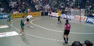 [Bild: Jacobsen verwandelt den folgenden Siebenmeter sicher]