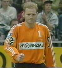 [Bild: Stojanovic ballt die Faust]