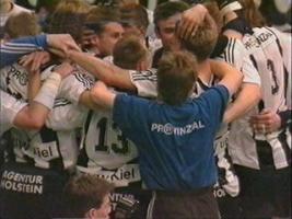 [Bild: Die Mannschaft jubelt]