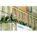 Max mit der Schale auf dem Rathaus-Balkon