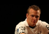 Der Mann mit der Igel-Frisur beherrscht vom Dreher bis zum harten Schlagwurf alle Varianten.